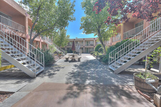 White Oak Apartments in Albuquerque, NM - Foto de edificio - Building Photo