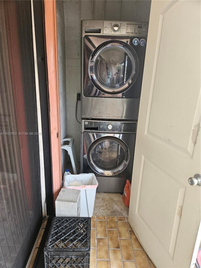 855 NE 209th St in Miami, FL - Foto de edificio - Building Photo