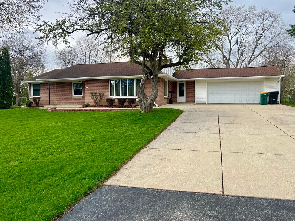 211 Luisita Rd in Thiensville, WI - Foto de edificio