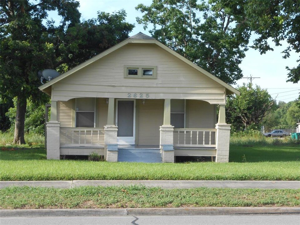 2625 Texas Ave in La Marque, TX - Building Photo