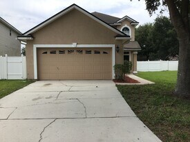 2724 Creekfront Dr in Green Cove Springs, FL - Building Photo