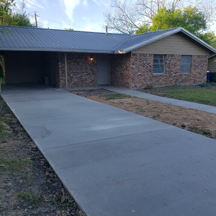 502 Otis St in Taylor, TX - Building Photo