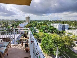 2450 NE 135th St in North Miami, FL - Foto de edificio - Building Photo