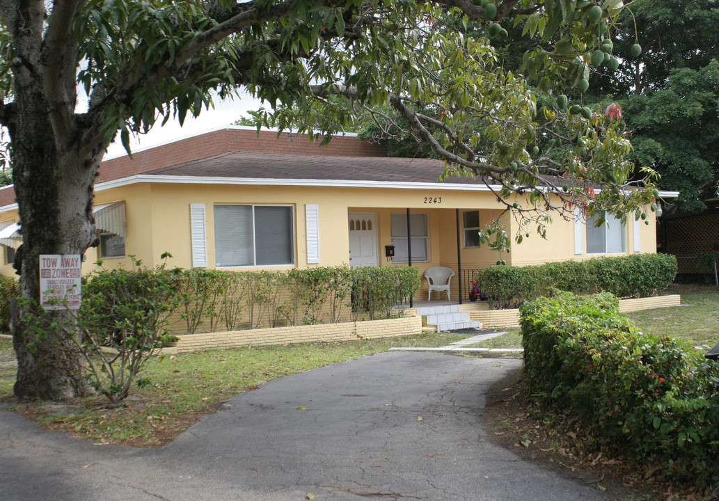 2247 Polk St in Hollywood, FL - Building Photo