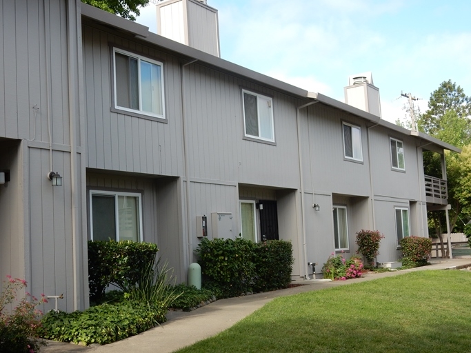 Orangevale Plaza Townhomes in Orangevale, CA - Building Photo