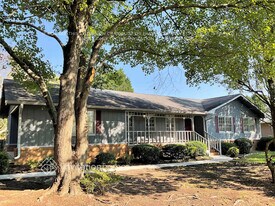 2395 Springdale Dr in Snellville, GA - Building Photo