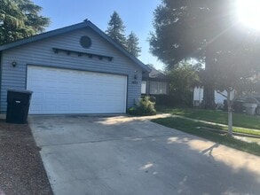 1403 E Buena Vista Ave in Visalia, CA - Building Photo - Building Photo
