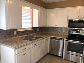 8808 Cedar Ln in Midwest City, OK - Foto de edificio - Building Photo