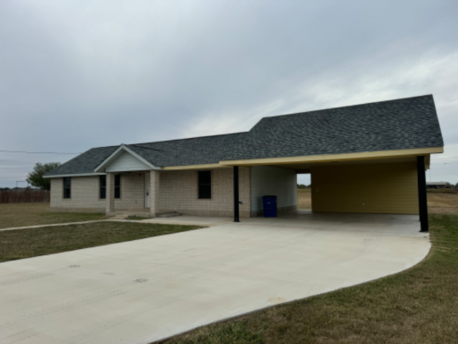 212 CR 2020 in Pearsall, TX - Foto de edificio - Building Photo