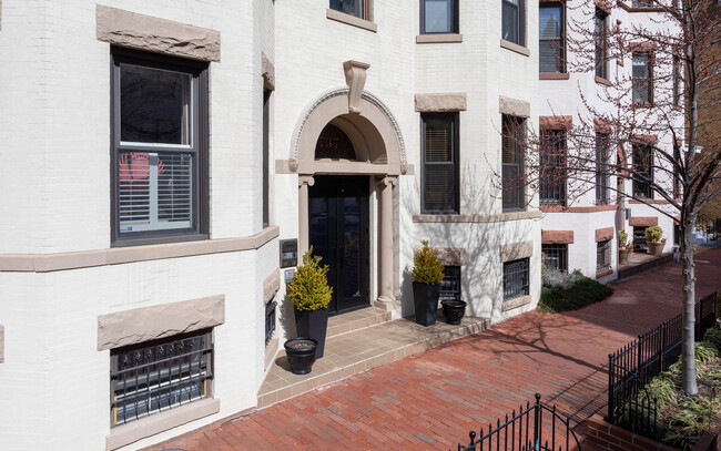 1737 Willard St NW in Washington, DC - Building Photo - Building Photo