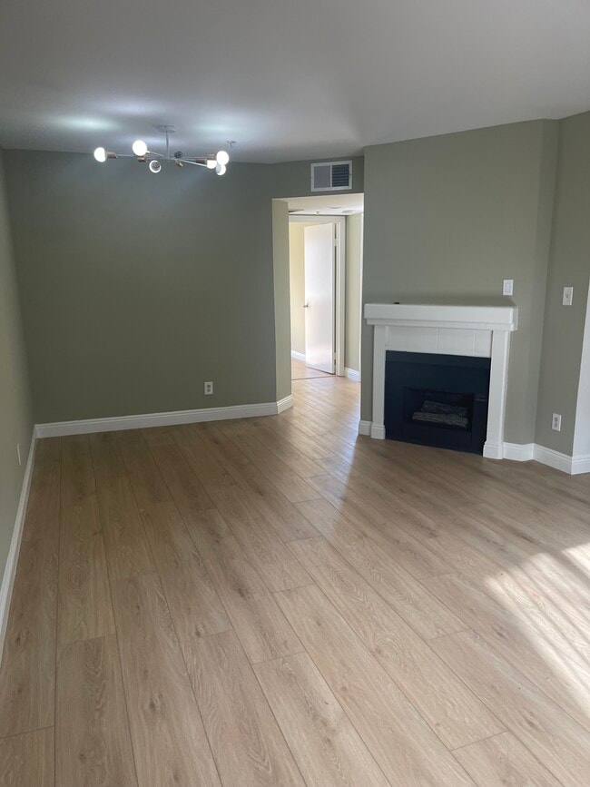 7330 Eton Ave, Unit 102 in Canoga Park, CA - Foto de edificio - Building Photo