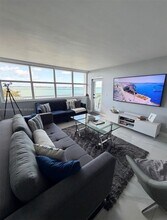 1420 Brickell Bay Dr in Miami, FL - Building Photo - Building Photo
