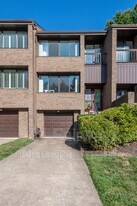 804 Fairways Dr in Oakmont, PA - Building Photo