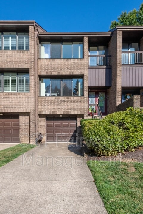 804 Fairways Dr in Oakmont, PA - Foto de edificio