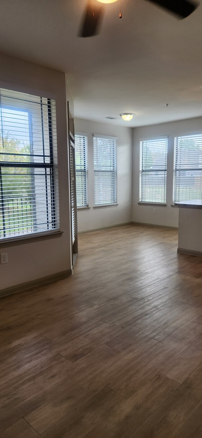 Queenston Manor in Houston, TX - Building Photo - Building Photo