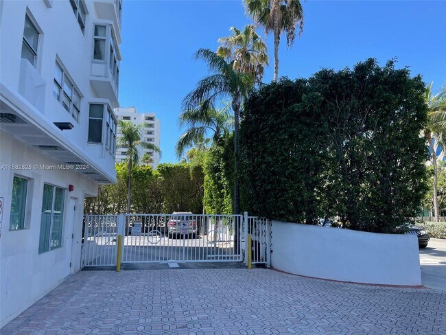 1881 Washington Ave, Unit 2F in Miami Beach, FL - Foto de edificio - Building Photo