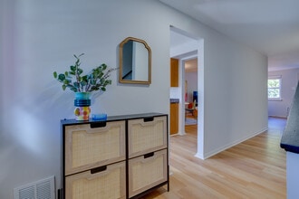 8032 Saint Annes Ct, Unit 8032 in Alexandria, VA - Building Photo - Building Photo