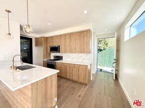 10475 W Olympic Blvd in Los Angeles, CA - Building Photo - Building Photo