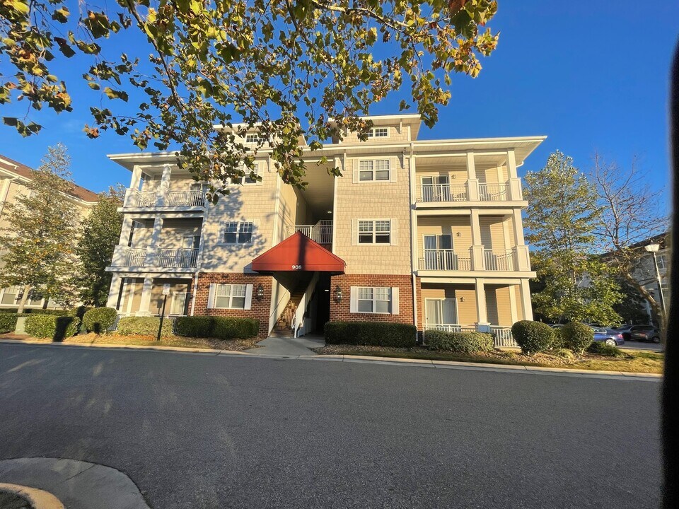 908 Southmoor Dr in Virginia Beach, VA - Building Photo
