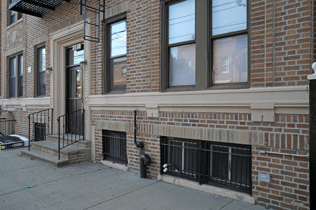 2538 43rd Ave in Astoria, NY - Foto de edificio - Building Photo