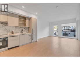 422 E 3rd St in North Vancouver, BC - Building Photo