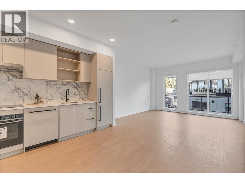 422 E 3rd St in North Vancouver, BC - Building Photo