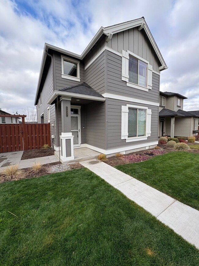 1337 NE Barney St in Prineville, OR - Building Photo - Building Photo