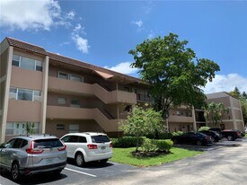 8350 Sands Point Blvd, Unit 104E in Tamarac, FL - Building Photo