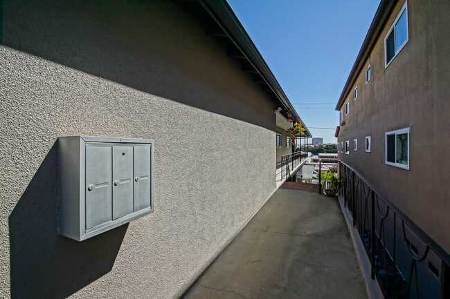 330 Bungalow Dr in El Segundo, CA - Foto de edificio - Building Photo