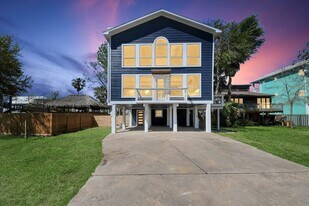 300 Narcissus Rd in Clear Lake Shores, TX - Building Photo