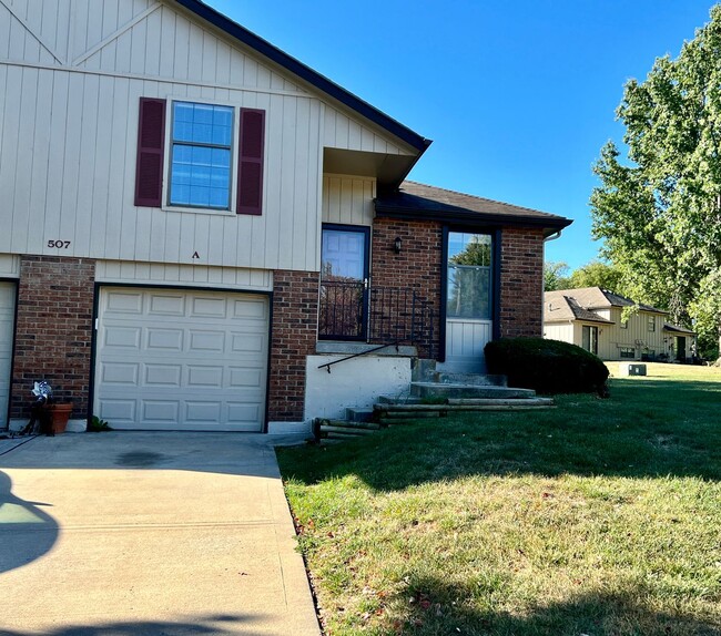 507 SE 3rd Terrace in Lee's Summit, MO - Foto de edificio - Building Photo