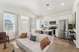 Oak Isle Cottages in Gainesville, FL - Building Photo