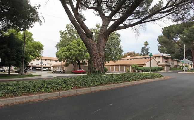 Town Center Apartments in Burbank, CA - Building Photo - Building Photo