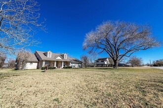 236 Ave G St in Sealy, TX - Foto de edificio - Building Photo