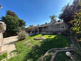 1222 W Saginaw Way in Fresno, CA - Building Photo