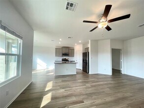 215 Magione St in Hutto, TX - Building Photo - Building Photo