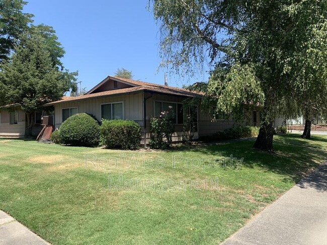 402 NW Clarke St in Grants Pass, OR - Building Photo - Building Photo