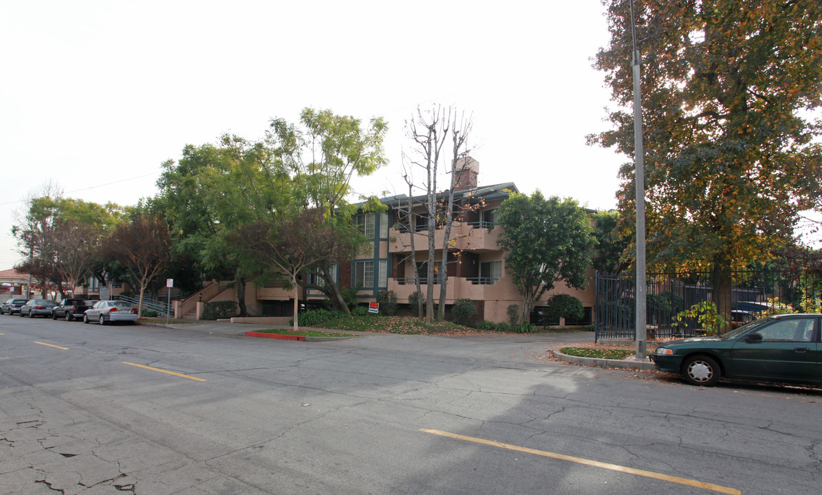 Fountains on Verdugo Drive in Burbank, CA - Building Photo