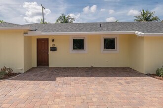 374 Linda Ln in West Palm Beach, FL - Building Photo - Building Photo