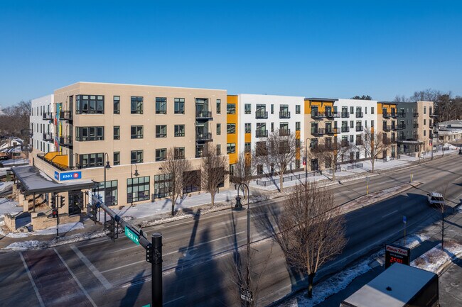 Bloom Monona Apartments in Monona, WI - Foto de edificio - Building Photo