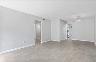 4920 Locust St NE in St. Petersburg, FL - Building Photo - Building Photo