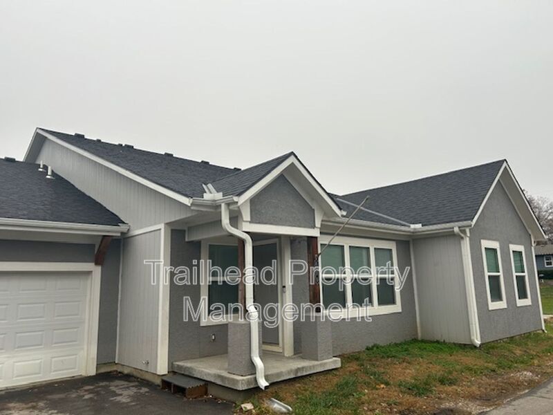 605 Hillcrest St in Pleasant Hill, MO - Building Photo