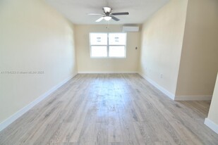 2000 NW 29th St in Miami, FL - Building Photo