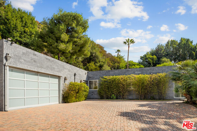 415 Dabney Ln in Beverly Hills, CA - Building Photo - Building Photo