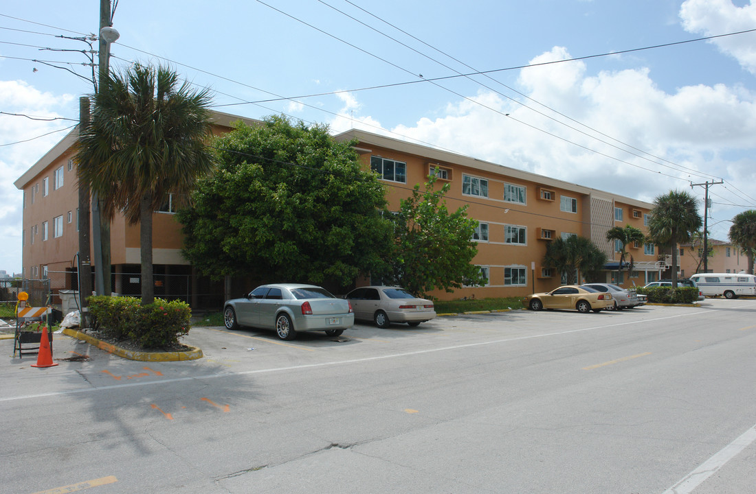 Royal Isle Apartments in Miami Beach, FL - Building Photo