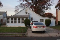 203 Hempstead Gardens Dr in West Hempstead, NY - Building Photo - Building Photo