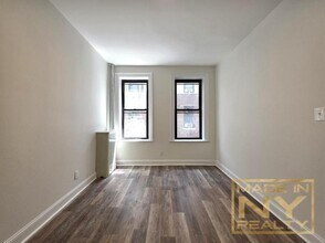 31-49-49 29th St in Queens, NY - Foto de edificio - Building Photo