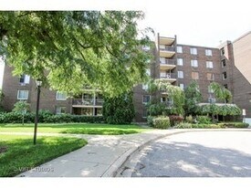 225 S Rohlwing Rd, Unit 612 in Palatine, IL - Building Photo