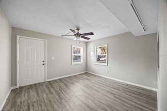 7169 E Bank Dr in Tampa, FL - Building Photo - Building Photo