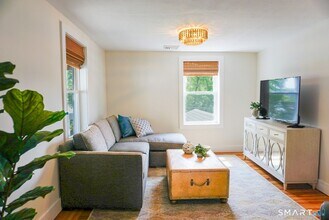 188 E Lake St in Winchester, CT - Foto de edificio - Building Photo